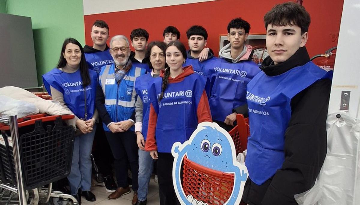Varios voluntarios del «Zampakilos Solidario» celebrado en Redondela.