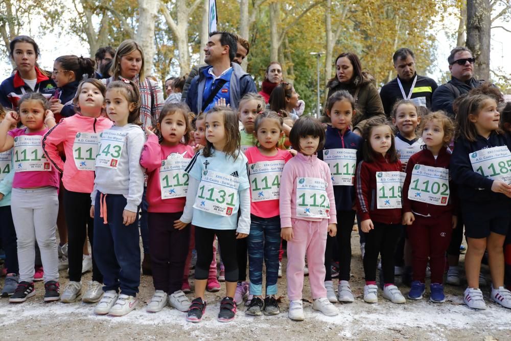 Más de 1.100 jóvenes atletas desafían a las bajas temperaturas para participar en la tradicional carrera de cross escolar.