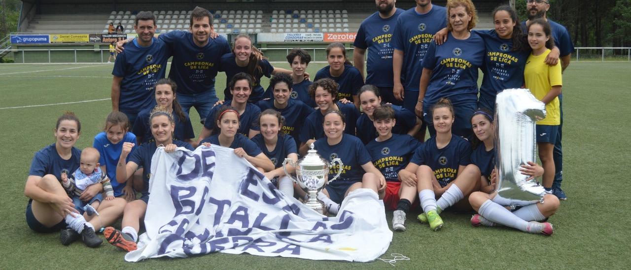 Jugadoras y cuerpo técnico del Lóstrego festejan su ascenso.