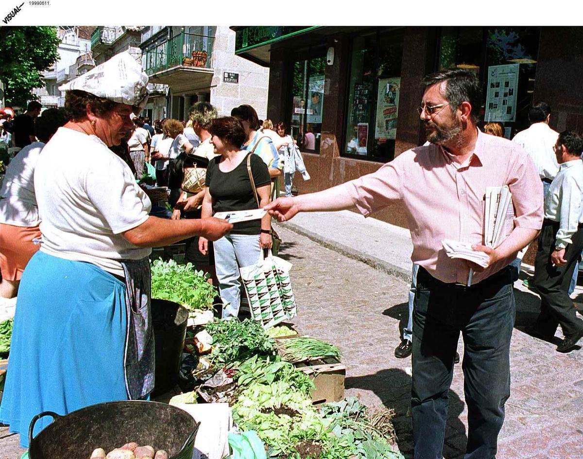 Repartiendo propaganda electoral en O Morrazo durante el año 1999