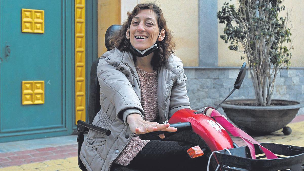 Sandra Fuensanta Serna Mármol, en su silla de ruedas, que le ayuda a cubrir grandes distancias.