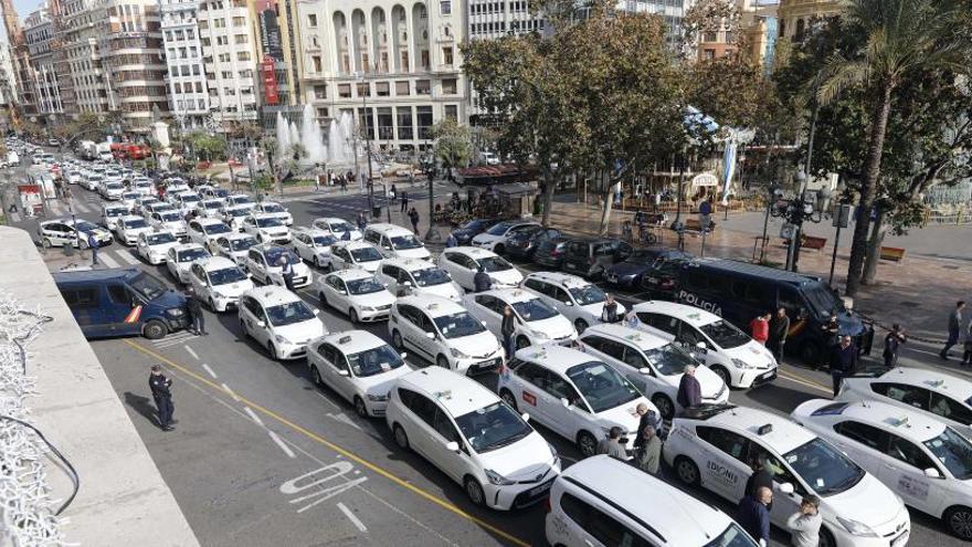 Una caravana de 500 taxis valencianos, en Madrid para unirse a las protestas