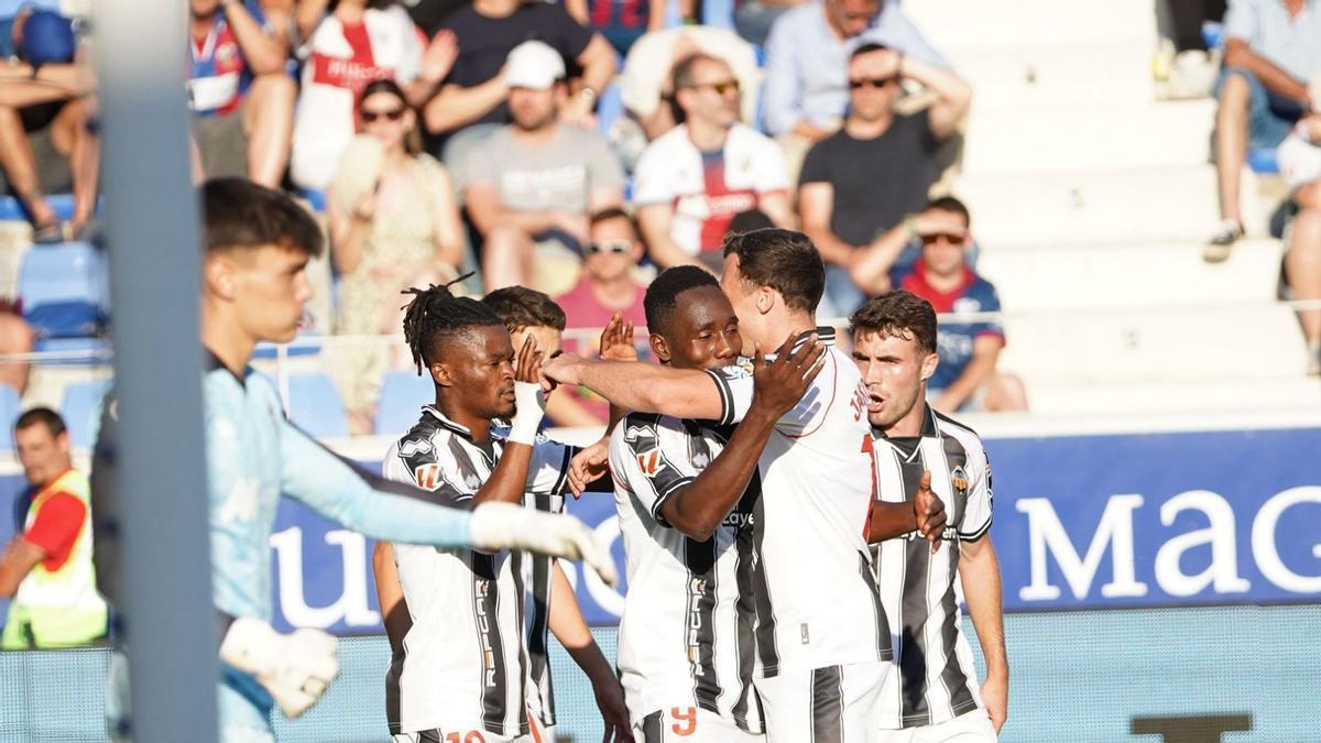 Celebración del decisivo 0-1 de Ousmane Camara en Huesca.