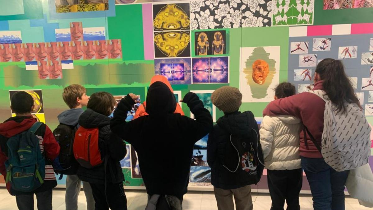 Un grupo de niños viendo la exposición de Gordillo el miércoles pasado en Madrid.