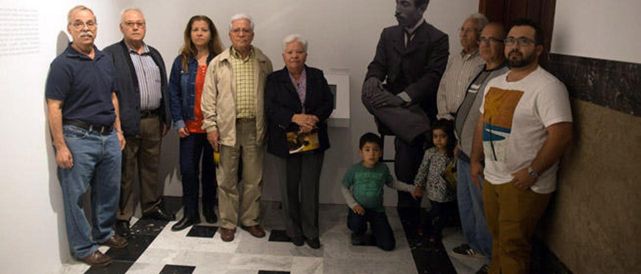 Miembros de la familia Andueza Martín (nietos, bisnietos y tataranietos) de Jacinto Alonso, en la figura en blanco y negro.