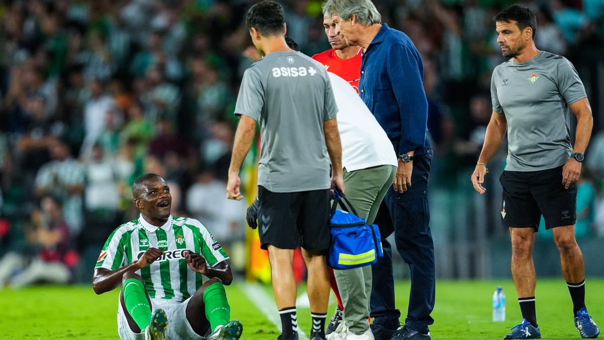 Lesión de William Carvalho del Real Betis durante el partido de fútbol de la liga española, La Liga EA Sports, jugado entre el Real Betis y el CD Leganés en el estadio Benito Villamarín el 13 de septiembre de 2024, en Sevilla, España.