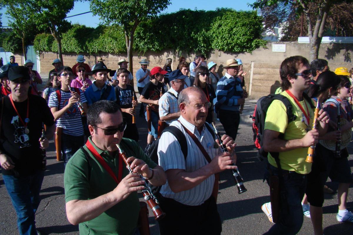 Alumnos de la escuela de folklore, en una romería.