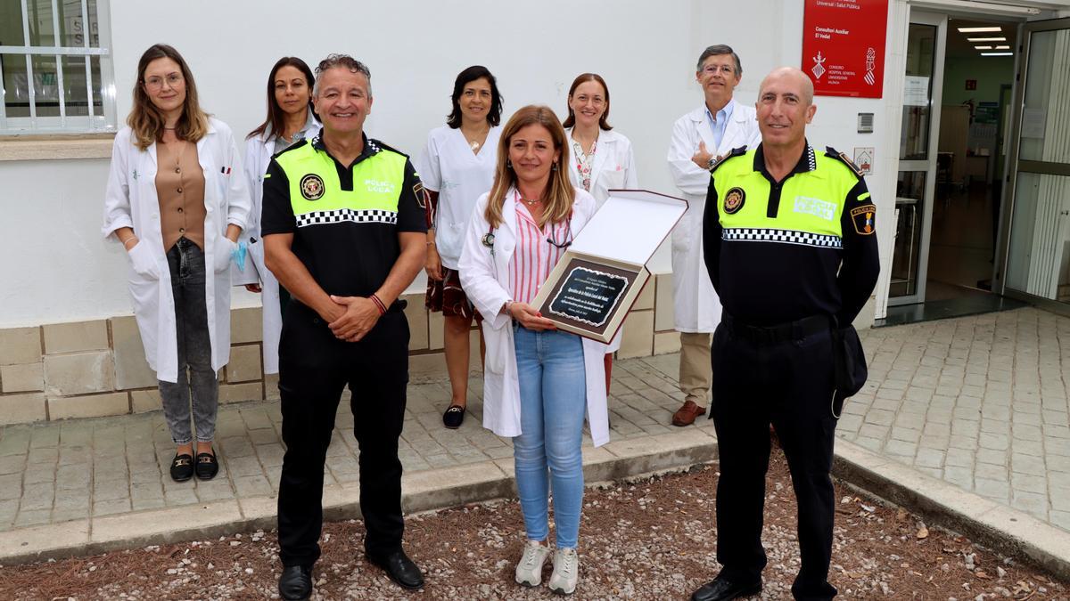 El Centro Auxiliar agradece a la Policía Local con una placa conmemorativa