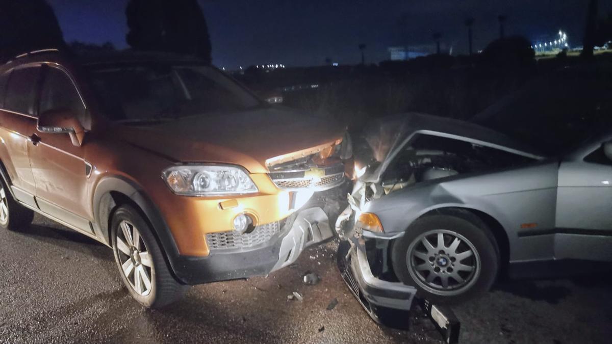 Imagen de los dos coches siniestrados la pasada noche del viernes en la salida de la CV-10.