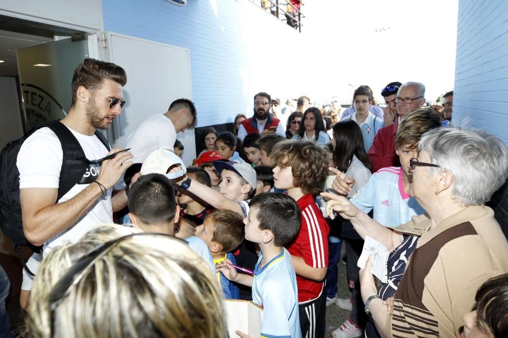 Dos centenares de aficionados jalean al Celta en su regreso a los entrenamientos