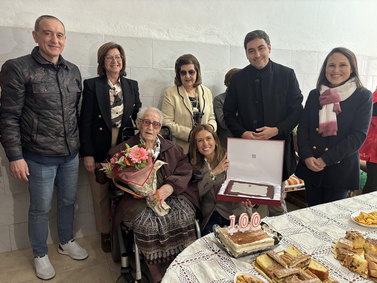 La alcaldesa le entregó una placa conmemorativa a Purificación Comins.