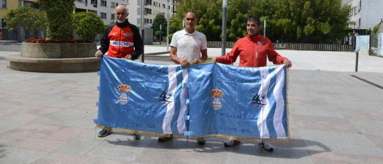 Javier Pazos, Ricardo Verde y Alberto Chapela con las banderas de la regata. |  // GONZALO NÚÑEZ