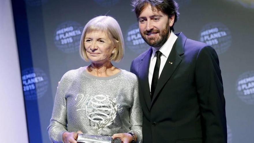 La escritora albaceteña Alicia Giménez Bartlett posa con el Premio Planeta junto al finalista Daniel Sánchez Arevalo, anoche en el Palau de Congressos de Catalunya.