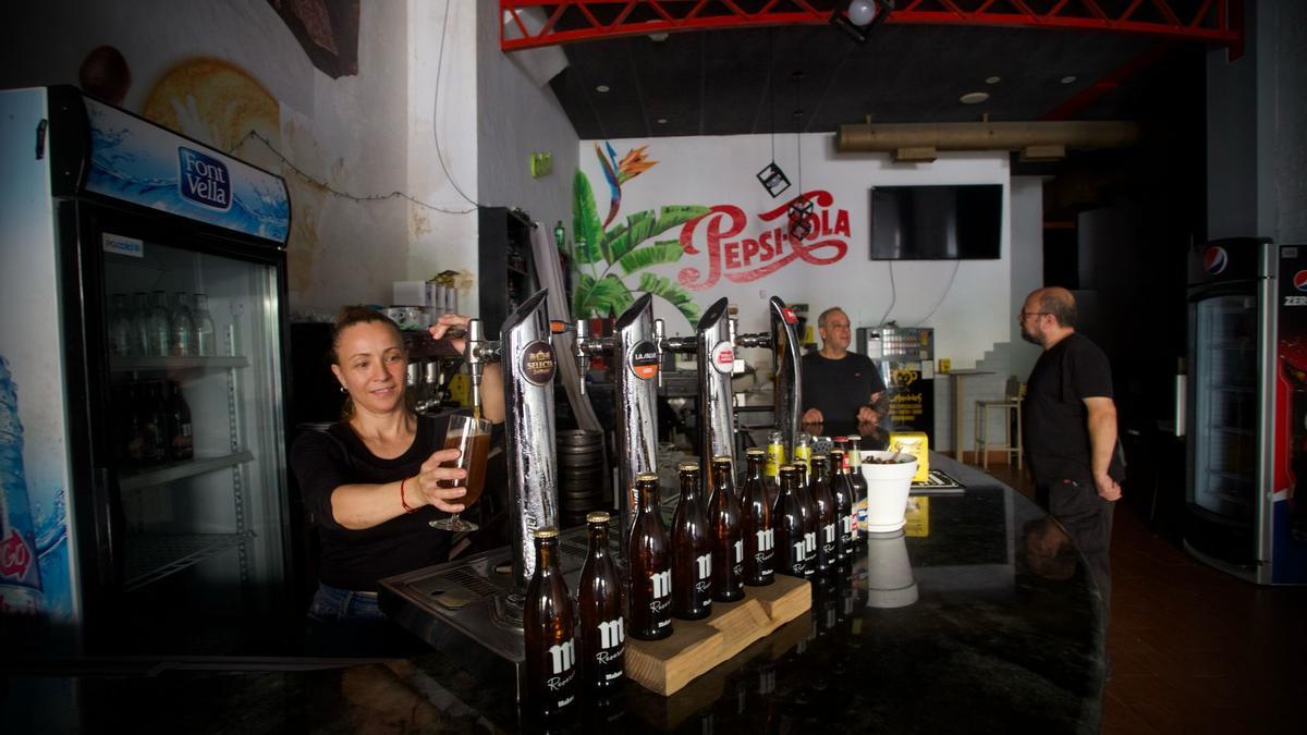 Bar atendiendo a oscuras en Sagunt.