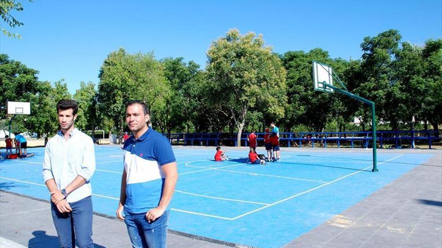 El polideportivo estrena una pista para deportes de playa este verano