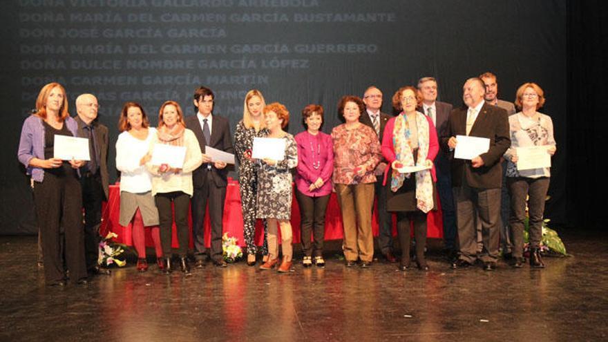 Patricia Alba, junto a un grupo de docentes.