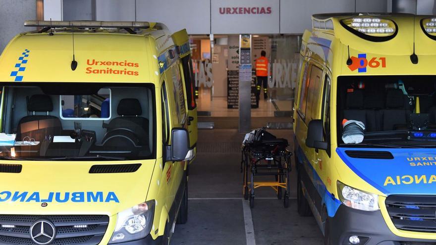 Ambulancias en la puerta principal del servicio de Urgencias del Hospital de A Coruña.  | // VÍCTOR ECHAVE