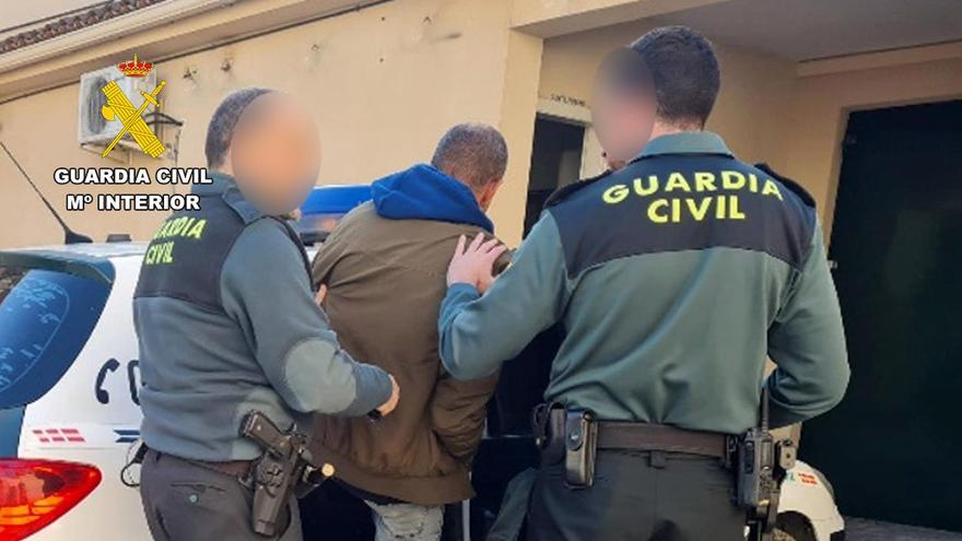 Agentes de la Guardia Civil junto al detenido.