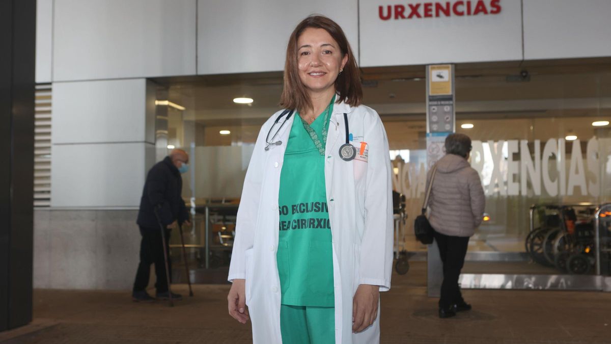La doctora Ana García Trincado, esta semana, en la entrada del Servicio de Urgencias del Chuac, en A Coruña.