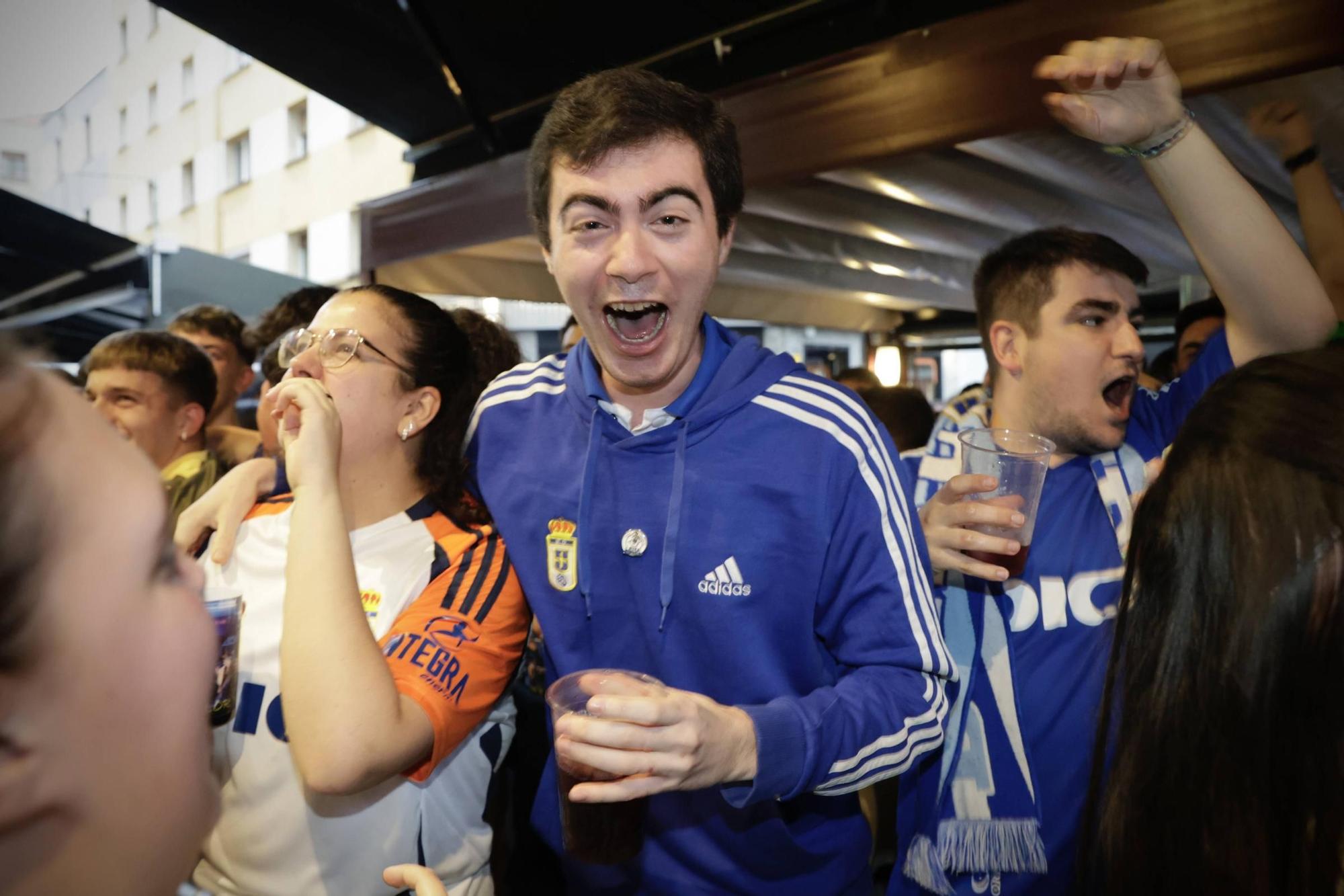 Así celebró la afición azul en Pedro Miñor la victoria del Oviedo en Almería