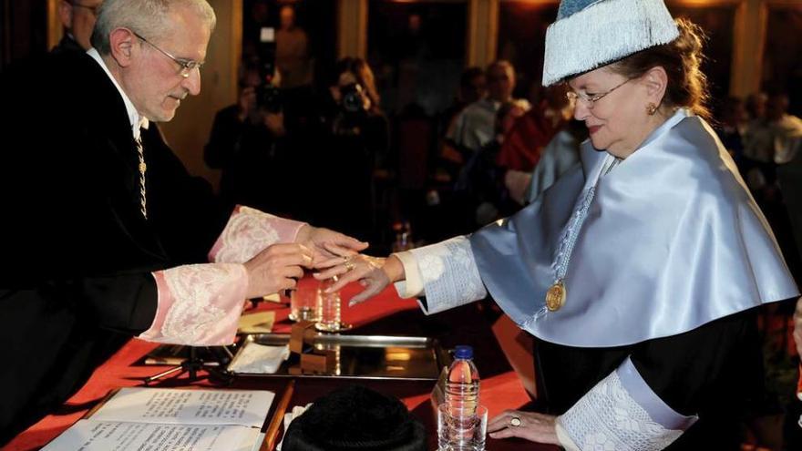 El rector de la Universidad de Valencia entrega a Amelia Valcárcel los atributos de doctora honoris causa.