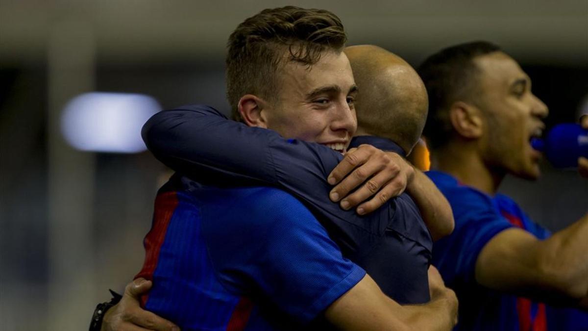 Oriol Busquets se abraza a Gabri tras conseguir el pase a la 'final four' de la UEFA Youth League