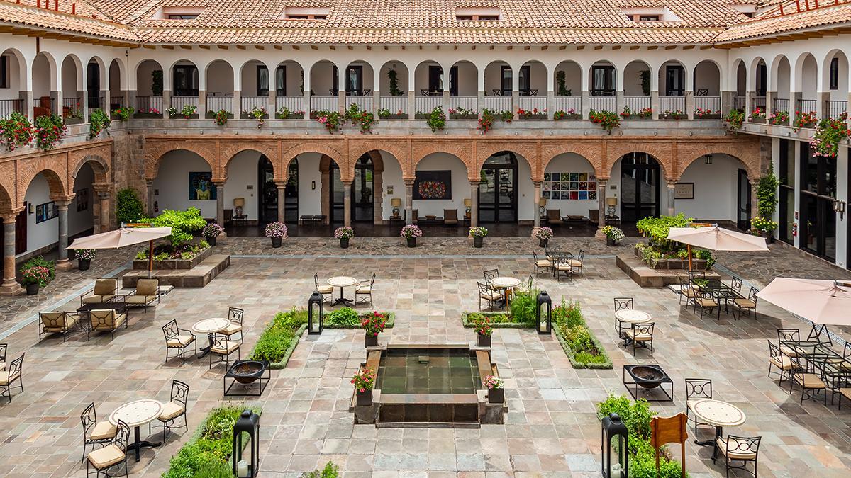 El patio central del JW Marriott El Convento Cusco conserva la arquitectura del antiguo Convento de San Agustín, un edificio del siglo XVI declarado Patrimonio Cultural.