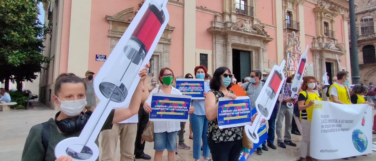 Manifestación a favor de la liberación de las patentes de las vacunas contra el coronavirus en València