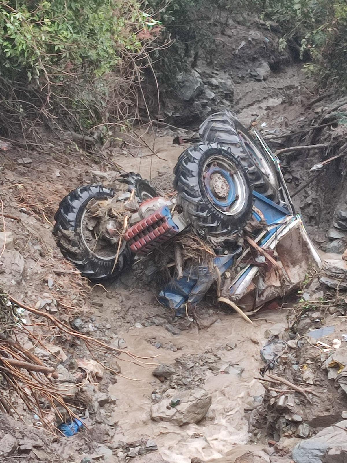 El tractor arrastrado por la riada en Llamera.