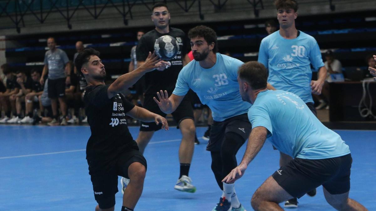 Arnau Fernández intenta un pase a un compañero en el amistoso del Cangas ante el Zamora.
