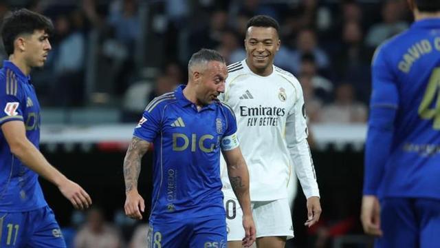 Cazorla, con Mbappé, en el Bernabéu. | EFE
