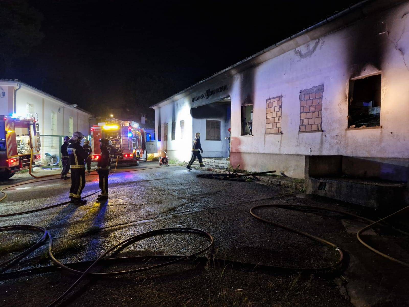 Un incendio destruye el antiguo matadero de Muro