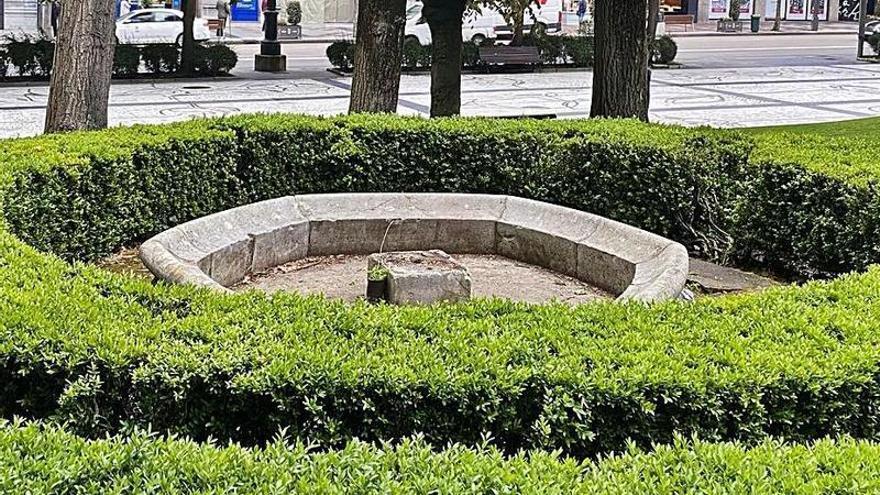 La fuente en la que estaba el “falso” Angelín, ayer, sin la estatua.