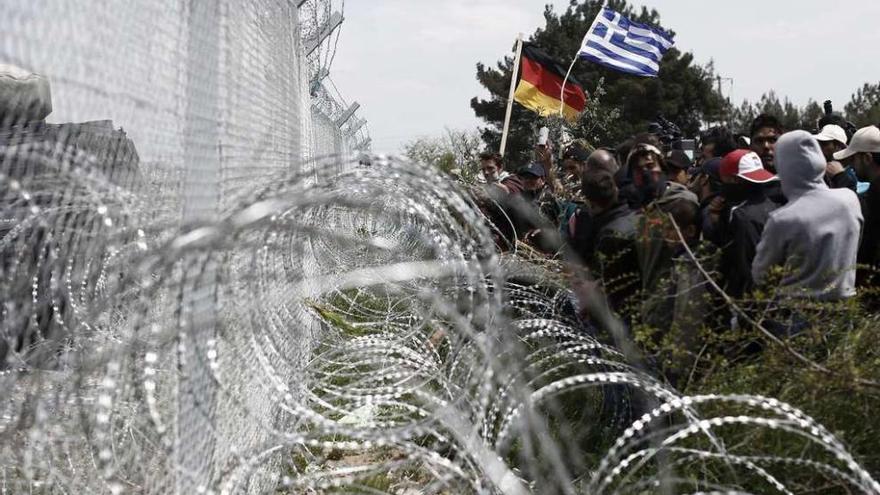 Refugiados en una protesta en Idomeni, junto a la valla fronteriza entre Grecia y Macedonia. // Efe