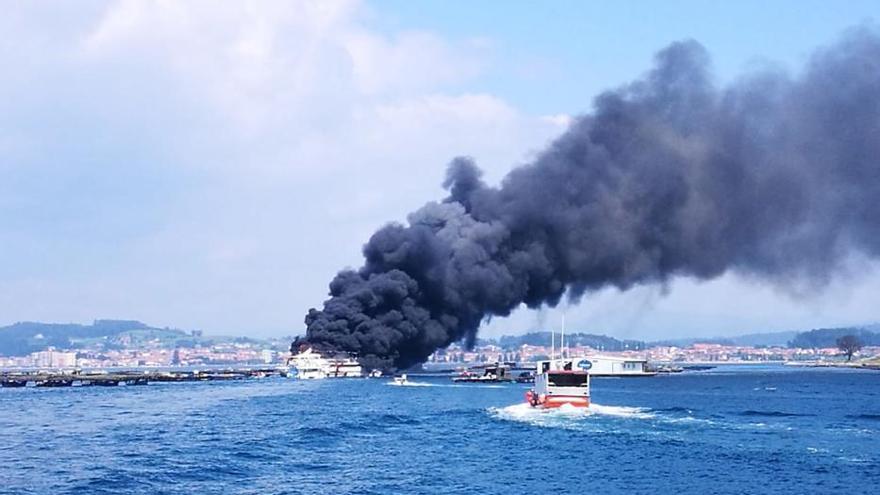 Arde un catamarán de pasajeros en A Toxa