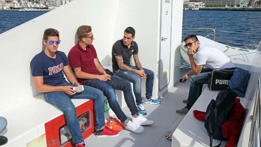 Charles, a la derecha, en el barco a Cíes, junto a Mina, Rubén y Mallo.