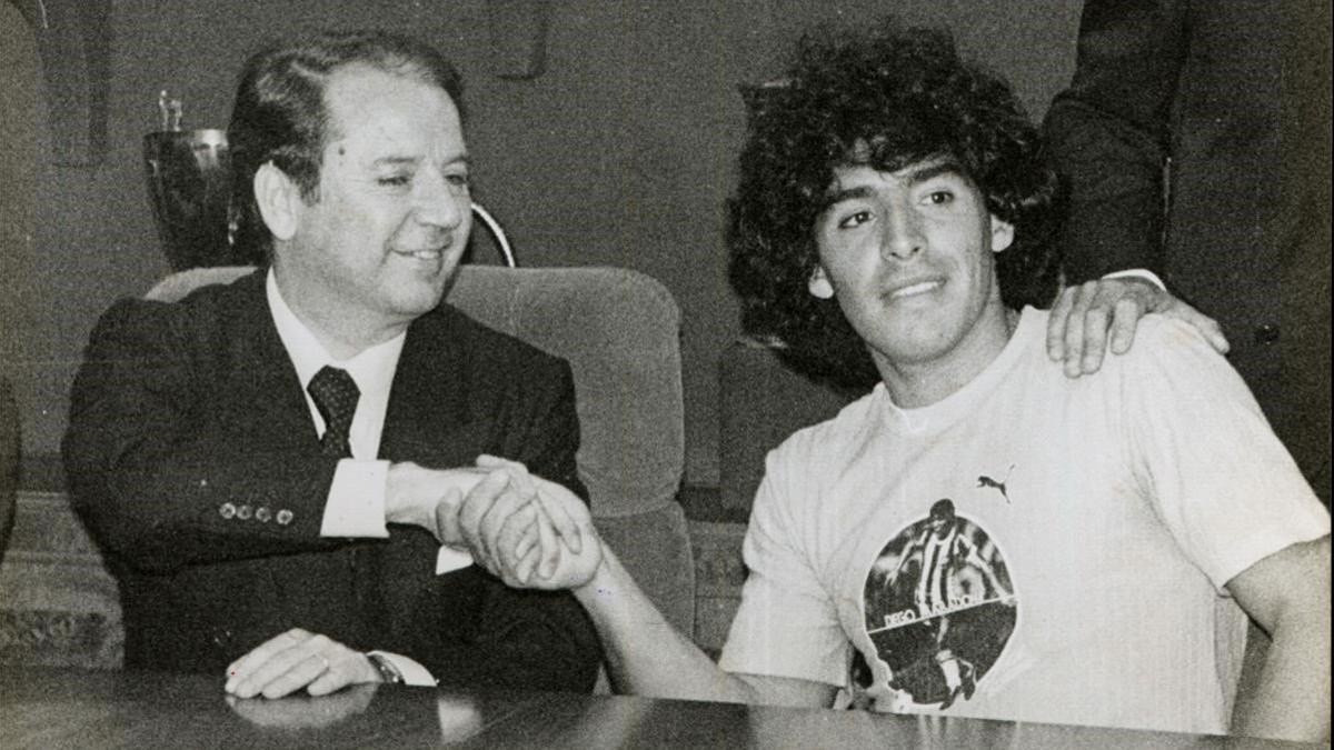Núñez y Maradona, en la presentación oficial del astro argentino (1982).