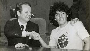 Núñez y Maradona, en la presentación oficial del astro argentino (1982).