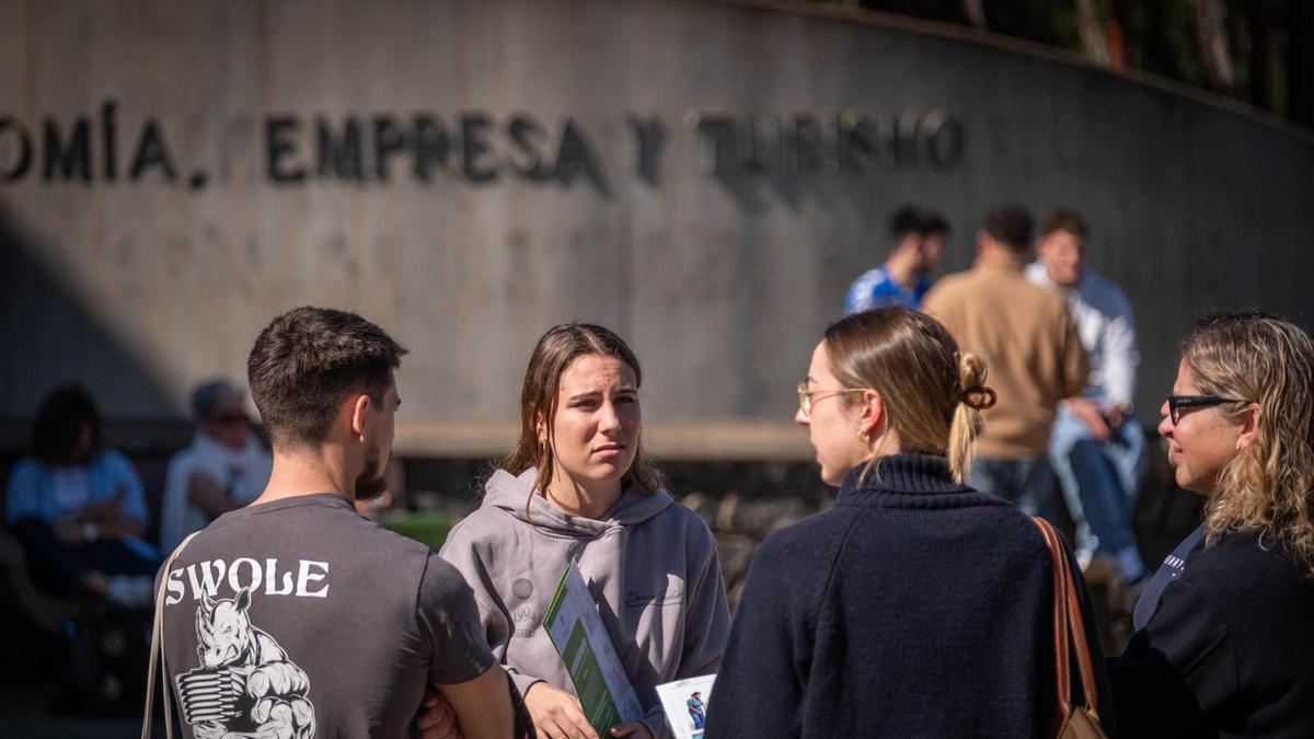 Egresados de Medicina antes de realizar su examen MIR en la Universidad de La Laguna.