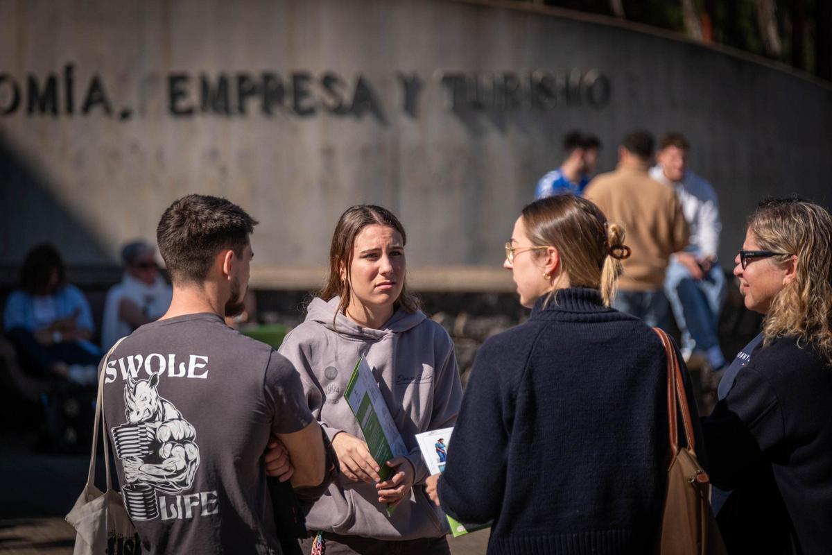 Egresados de Medicina antes de realizar su examen MIR en la Universidad de La Laguna.