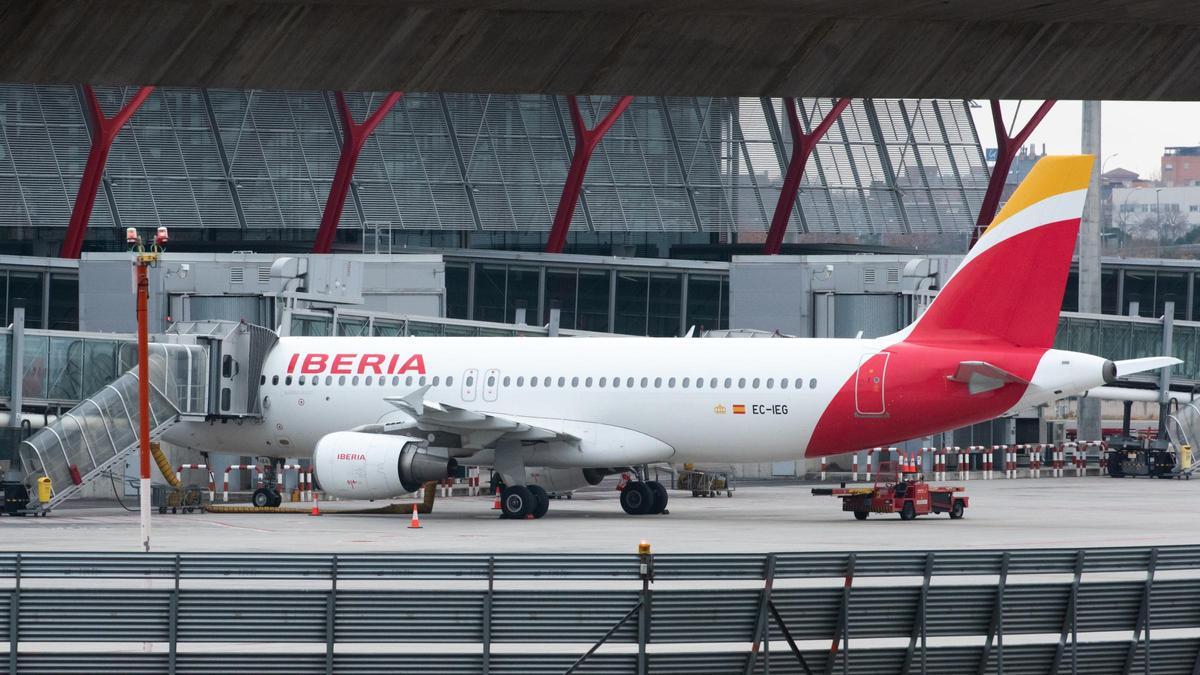 Un avión de Iberia en una de las pistas del aeropuerto de Adolfo Suárez.