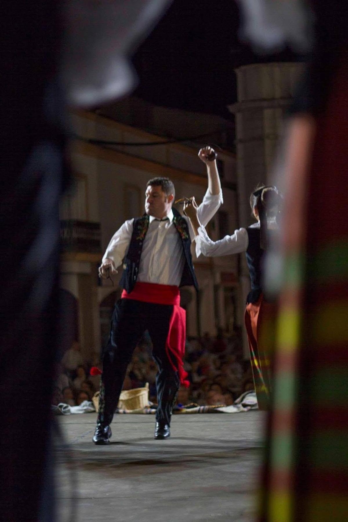 Isidoro Egea bailando en la agrupación
