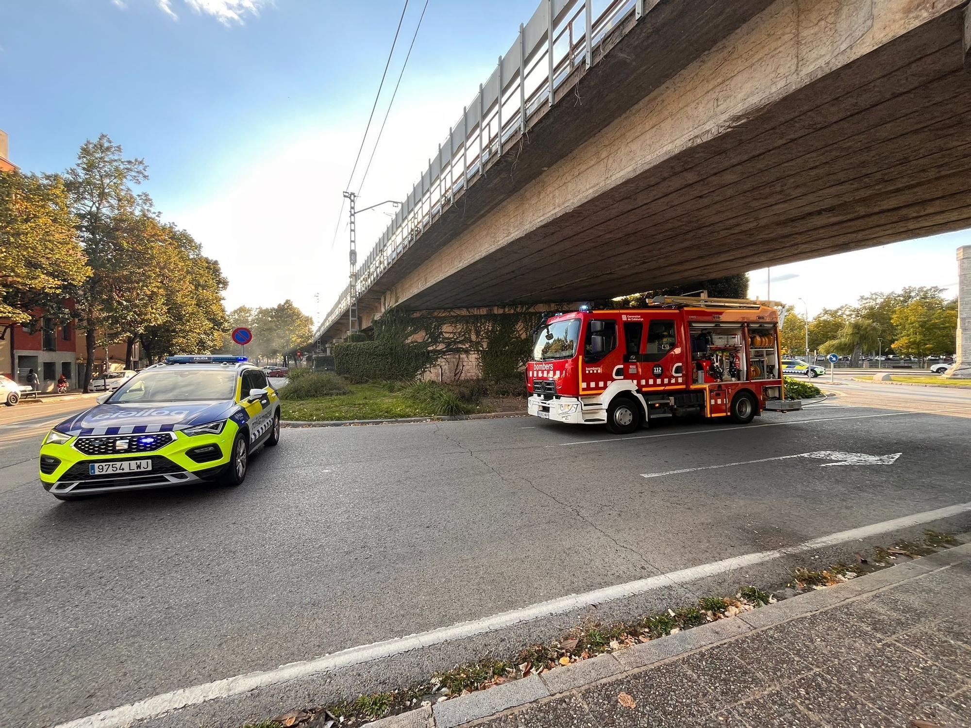 Un incendi obliga a interrompre la circulació de trens a Girona