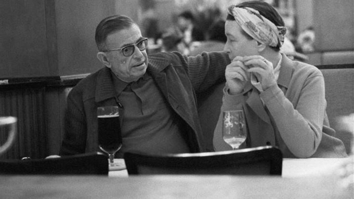 Beauvoir y Sartre, en la 'brasserie' La Coupole de Montparnasse (París), en 1969.  