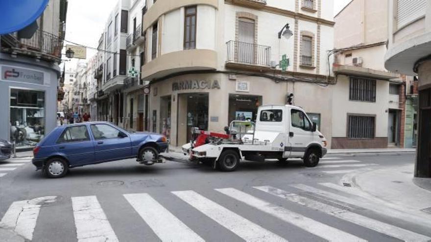 La policía denuncia a la grúa municipal de Alzira por circular sin permiso