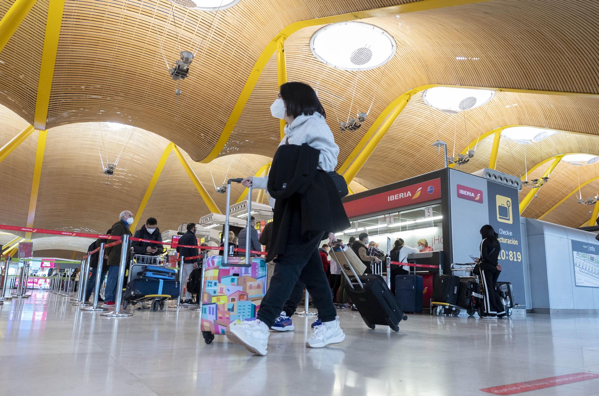 Una mujer con una maleta en la terminal T-4 del Aeropuerto Adolfo Suárez Madrid-Barajas.