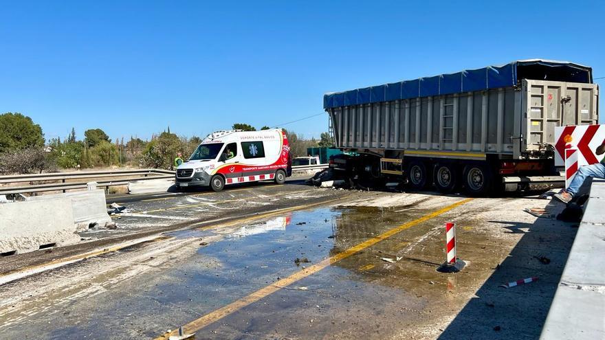 Herido en la cabeza al chocar su camión contra balizas de cemento en Alcantarilla