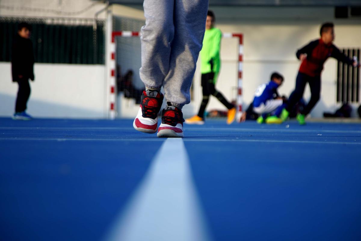 Niños haciendo deporte en un colegio.