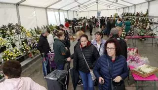 La persistente y copiosa lluvia desluce el tradicional Mercado de las Flores de Vilagarcía