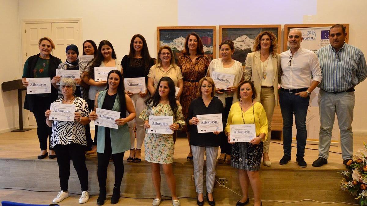 La alcaldesa Toñi Ledesma ha entregado los certificados a los alumnos.